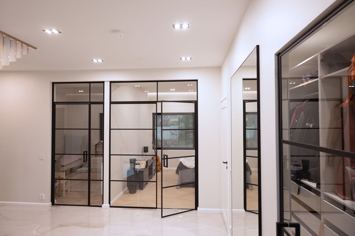 L'ingresso non è oscuro, con un pavimento chiaro e lucido e numerosi faretti TuplaKantti. © LedStore.fi